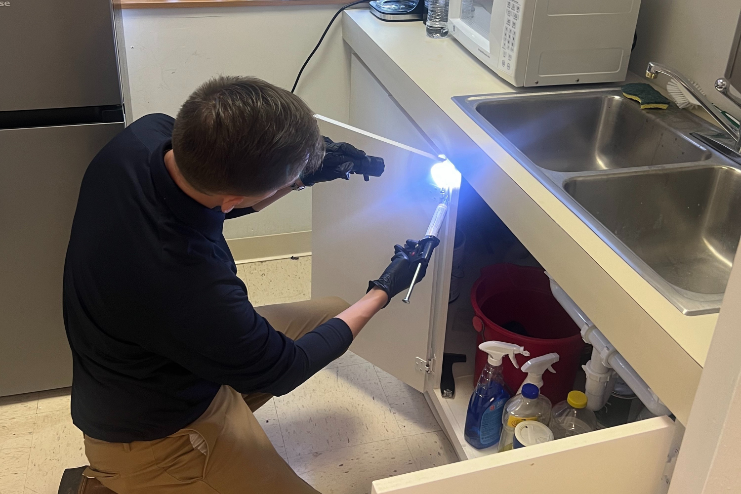 The cleaner clicks on the cleaning icon on the virtual screen.